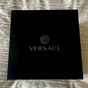 Gorgeous Versace perfume set comes in a gift box… Dylan Blue smells amazing!!!
